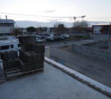 La partie terrasse, encore encombrée de blocs.