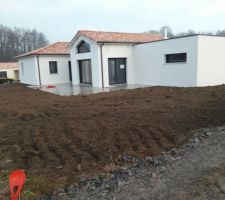 La terre remise à niveau sur le terrain