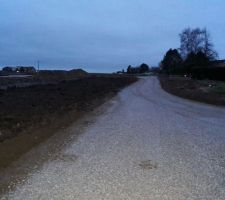 11ième Semaine de travaux
Les structures de voirie ont été réalisées. On commence à deviner le lotissement...