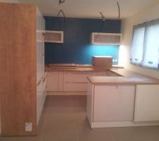 Cuisine quasi terminée. La peinture, c'est du pure soie de chez onip teinté en bleu 169E.