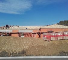 On continue pour le 3eme jour de travail sur le toit. Rang de genoises terminé, on avance sur les tuiles, modèle "lamalou" de chez tejas borja