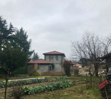 Reste encore en attente des descentes et gouttières Alu RAL7016
(La vue est prise depuis le jardin potager de notre vendeur du terrain)