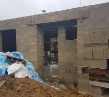 Fa&ccedil;ade avant.. a gauche de la photo, la futur porte fen&ecirc;tre du salon, au centre la porte d'entr&eacute;e et la petite fen&ecirc;tre de la descente des escaliers, et a droite la porte fen&ecirc;tre de notre futur chambre.