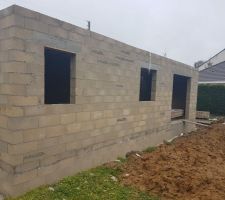 Vue arri&egrave;re de la maison, a gauche la fen&ecirc;tre de la futur salle de bain, au centre la fen&ecirc;tre de la cuisine, et tout a droit la porte fen&ecirc;tre de la salle a manger..