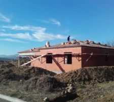 23 decembre...plus que deux jours de travail sur la charpente et le toit sera définitivement installé !