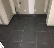 Voici le style du carrelage sec.
C'est un gris foncé.