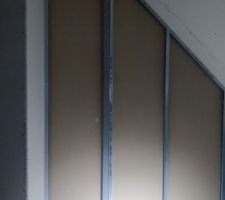 Cloison chambre avec poteau de charpente en acier