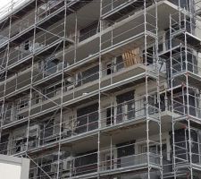 Au 1er &eacute;tage on aper&ccedil;oit un bout de garde corp du balcon (&ccedil;a ne devrait pas etre la finition definitive)
