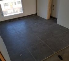 Visite de notre appartement: la cuisine elle est bien encombr&eacute; de porte LOL mais on en voit bien le potentiel