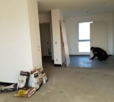 Visite de notre appartement:cuisine au fond avec la cuisiniste qui prends les cotes :-) toutes sont imp&eacute;cablement respect&eacute;