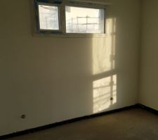 Visite de notre appartement: les fen&ecirc;tre de la chambre 1 (une en photo, l'autre en reflet hahaha)