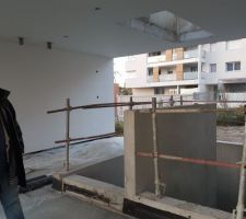 Visite de notre appartement: descente vers les garages au dessus on a un puit de lumiere