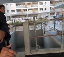 Visite de notre appartement: descente vers les garages au dessus on a un puit de lumiere