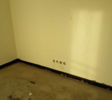 Visite de notre appartement: prise electrique dans le salon :-p