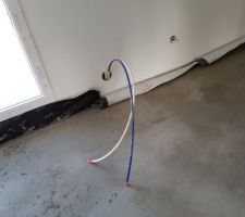 Visite de notre appartement: prise pour le chauffage dans une chambre