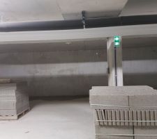 Visite de notre appartement: dans les garage..... le notre semble &ecirc;tre le seul ayant la lumiere et une prise electrique ( nous avons pris une option 1500? quand m&ecirc;me mais &ccedil;a coute plus cher si on doit le faire ensuite, et on en aura besoin des le d&eacute;but dans notre cas ;-) )