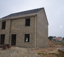 La maison est hors d'eau! ça avance bien et vite!.