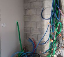 Descente des câbles pour la gaine technique ainsi que l'arrivée des tuyaux pour la pompe à chaleur