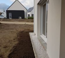 Pose par nous-même d'une bande de gravillons autour le la maison