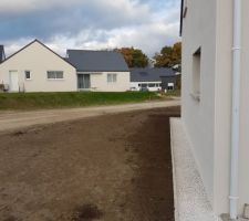Pose par nous-même d'une bande de gravillons autour le la maison