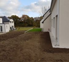 Pose par nous-même d'une bande de gravillons autour le la maison