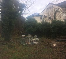 Flan droit du terrain