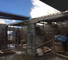 Ils bossent meme pendant les f&ecirc;tes.
Pr&eacute;paration pour coulage de la dalle de l'&eacute;tage