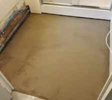 Réfection du sol et du coffrage de la salle d'eau suite au dégât des eaux.