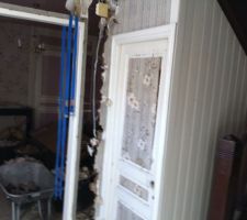 Mur et porte donnant vers la cave