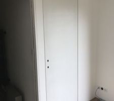 Pose d'une porte pivot sans dormant pour le dressing