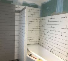 Pose du carrelage en 60X10 cm dans la plus grande salle de bain