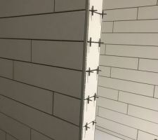Pose du carrelage en 60X10 cm dans la plus grande salle de bain