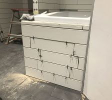 Pose du carrelage en 60X10 cm dans la plus grande salle de bain