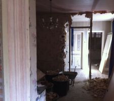 Vu de la cuisine vers la salle, hall et salon