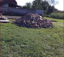 Tas de brique apr&eacute;s abatage de 5 murs int&eacute;rieur (50% des murs int&eacute;ieur reste &agrave; abatre)