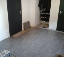 Pose du carrelage dans l'agrandissement du salon