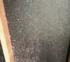 Humidité et moisissures dans garage pendant séchage chape (à gauche - à droite une fois nettoyé)
Pose de grilles d'aération prochainement