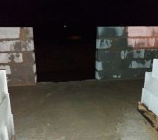 D&eacute;but de l'&eacute;l&eacute;vation des murs. 28 d&eacute;cembre 2017
Voici &agrave; la fin de la premi&egrave;re journ&eacute;e  (il fait nuit malheureusement on ne voit pas grand chose)
- future cuisine