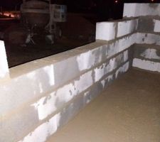 D&eacute;but de l'&eacute;l&eacute;vation des murs. 28 d&eacute;cembre 2017
Voici &agrave; la fin de la premi&egrave;re journ&eacute;e  (il fait nuit malheureusement on ne voit pas grand chose)
- future salle &agrave; manger (donne sur l'avant)