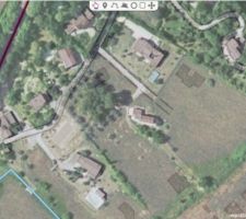 Sur cette photo de 2000, on voit la trace d'un ancien chemin bord&eacute; de m&eacute;tiers, l'id&eacute;e est de choisir l'implantation des maisons de parts et d'autre de ce chemin.