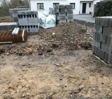 Deuxième livraison pour le mur de clôture, la terrasse et le porche