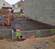 Pr&eacute;paration de la dalle avec en prime un smiley sur la maison ;)