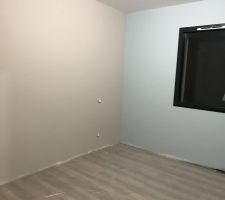 Gris et bleu pour la chambre de bébé
