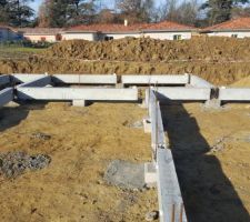 Pose des longrines sur les pieux - idem, petit souci de longueur