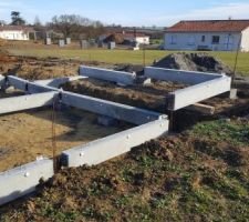 Pose des longrines sur les pieux - vue garage