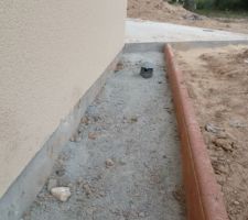 Bordure posée pour délimiter la future pelouse
