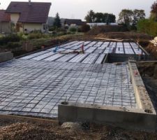 Au premier plan le garage, au fond la partie habitation sur vide sanitaire