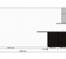 Cuisine ouverte sur salle à manger avec conduit de cheminée dans le coffrage. 
plan de travail avec plaque de cuisson et coin bar/repas.