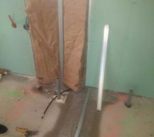 Infiltration salle de bain ETAGE => Laine de verre et placo posés avant appuis de fenêtre