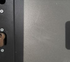 Rayures sur la porte de service